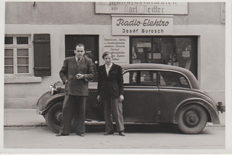 Burosch Mann mit Sohn vor einem Auto